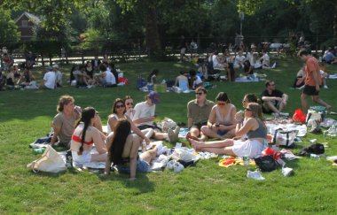 4 Temmuz New York 'taki Central Park' ta kutlandı. 4 Temmuz 2024, New York, ABD: Birçok New Yorklu ve turist 4 Temmuz Bağımsızlık Günü 'nü Central Park' ın Büyük Bahçesi 'nde piknik, yemek, müzik ve spor etkinlikleriyle kutlarken görülüyor 