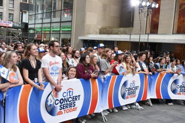 Bugün açık tribünlerde gösteri yapacağız. Tribünler Amerikalı bir bağımsız pop grubudur. 4 Temmuz 2024, New York, New York, U.S.A Bleachers, New Jersey 'li bir grup ve söz yazarı ve müzik yapımcısı Jack Antonoff' un resmi sahne adı.. 