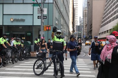Filistinli protestocular 4 Temmuz 2024 'te Times Meydanı' nda toplandılar. Filistin protestocuları, NYC 'den Union Meydanı' na yürüyorlar ve NYPD tarafından karşılanıyorlar.. 