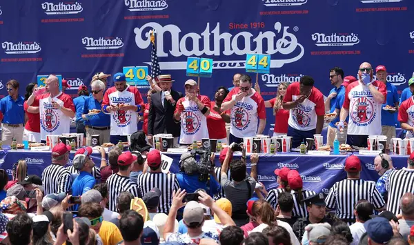  Annua Nathan 'ın Ünlü Sosisli Yeme Yarışması 2024. Temmuz 04, 2024. Coney Adası. New York, ABD: 2024 Nathan 'ın Meşhur Sosisli Yeme Yarışması' nda Miki Sudo 51 sosisli ve çörek yiyerek yeni bir kadın rekoru kırdı.. 