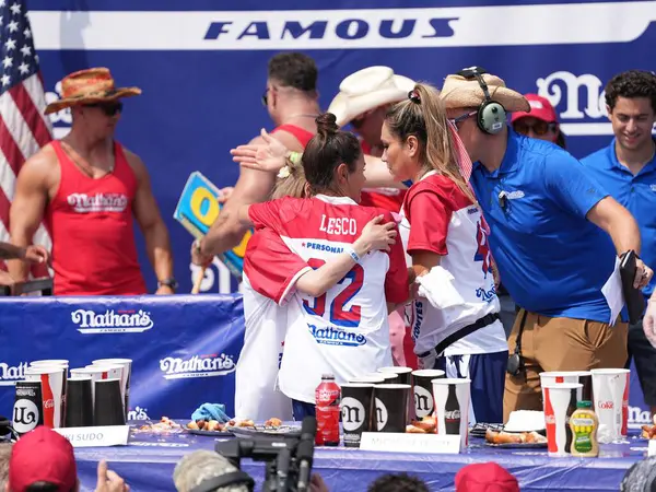  Annua Nathan 'ın Ünlü Sosisli Yeme Yarışması 2024. Temmuz 04, 2024. Coney Adası. New York, ABD: 2024 Nathan 'ın Meşhur Sosisli Yeme Yarışması' nda Miki Sudo 51 sosisli ve çörek yiyerek yeni bir kadın rekoru kırdı.. 