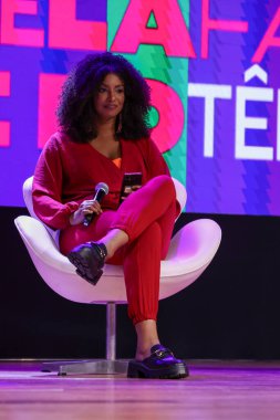 Sao Paulo (SP), Brezilya 07 / 06 / 2024 - Expo Favela sırasında gazetecilik, muhabir ve TV sunucusu Globo Mariana Aldano 'nun arabuluculuğunda gerçekleştirilen yeni anlatım araçlarıyla kenar mahallelerin ve çevrelerin hayatlarını nasıl değiştirebilir