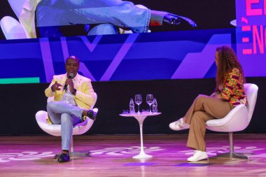 Sao Paulo (SP), Brezilya 07 / 06 / 2024 - CUFA Nacional Başkanı Kalyne Lima, Expo Favela İnovation sırasında İnsan Hakları Bakanı Silvio Almeida ile Demokrasi ve İnsan Hakları Bakanı Silvio Almeida arasında yapılan görüşmede arabuluculuk yaptı.