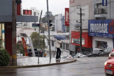 Passo Fundo (RS), Brezilya s07 / 05 / 2024 - Passo Fundo 'da soğuk ve yağmur, termometrelerin 5C kaydettiği 16: 30' da geldi. Sıfırın altındaki sıcaklıkların tahmini don beklentisini artırır
