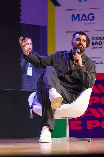 stock image Sao Paulo (SP), 05/07/2024 - Expo Favela Innovation is a business fair, whose exhibitors are entrepreneurs from the favela. Panel: From the hood to the world: The PodPah phenomenon, with Thiago Marques, (Mitico), at the WTC in Sao Paulo. 