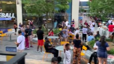 New York 'taki Plaza 33' te Free Silent Disco. 3 Temmuz 2024, New York, ABD: İnsanlar New York 'ta 33. caddede 7. ve 8. caddeler arasındaki Plaza 33' te düzenlenen ilk ücretsiz Sessiz Disko 'da üç DJ' in coşkulu ritmine dalarken görülüyor.