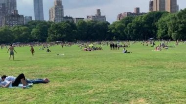 4 Temmuz 'da Central Park' ta New York 'ta kutlandı. 4 Temmuz 2024, New York, ABD: Central Park 'ın Büyük Bahçesi' nde 4 Temmuz Bağımsızlık Günü 'nü piknik, yemek, müzik ve spor etkinlikleriyle kutlayan çok sayıda New Yorklu ve turist görülüyor 