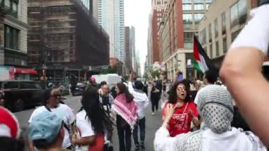 Filistinli protestocular 4 Temmuz 'da Times Meydanı' nda toplandılar. 4 Temmuz 2024, New York, ABD: Filistin Protestocuları New York 'tan New York Meydanı' na yürüdüler ve NYPD tarafından karşılandılar.. 
