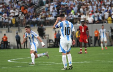 Copa America Yarı Finali: Arjantin Kanada 'ya karşı. 9 Temmuz 2024, Doğu Rutherford, New Jersey, ABD: Arjantinli Julian Alvarez (Jersey 9) bir gol attı ve Arjantin ile Kanada arasındaki futbol maçında takım arkadaşlarıyla kutlama yaptı. 