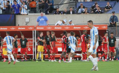 Copa America Yarı Finali: Arjantin Kanada 'ya karşı. 9 Temmuz 2024, Doğu Rutherford, New Jersey, ABD: Arjantinli Julian Alvarez (Jersey 9) bir gol attı ve Arjantin ile Kanada arasındaki futbol maçında takım arkadaşlarıyla kutlama yaptı. 
