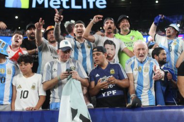 Copa America Yarı Finali: Arjantin Kanada 'ya karşı. 9 Temmuz 2024, Doğu Rutherford, New Jersey, ABD: Arjantinli oyuncular, Arjantin ve Kanada arasındaki futbol maçı sırasında taraftarlarıyla finale yükselen derecelerini kutluyorlar