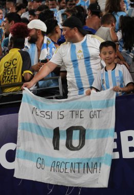 Copa America Yarı Finali: Arjantin Kanada 'ya karşı. 9 Temmuz 2024, Doğu Rutherford, New Jersey, ABD: Arjantinli oyuncular, Arjantin ve Kanada arasındaki futbol maçı sırasında taraftarlarıyla finale yükselen derecelerini kutluyorlar