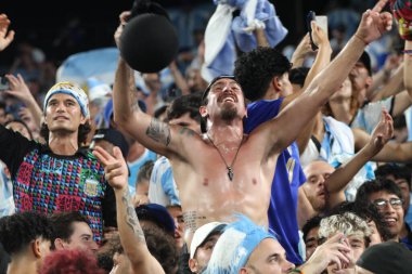 Copa America Yarı Finali: Arjantin Kanada 'ya karşı. 9 Temmuz 2024, Doğu Rutherford, New Jersey, ABD: Arjantinli oyuncular, Arjantin ve Kanada arasındaki futbol maçı sırasında taraftarlarıyla finale yükselen derecelerini kutluyorlar