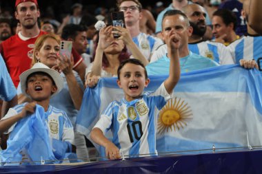 Copa America Yarı Finali: Arjantin Kanada 'ya karşı. 9 Temmuz 2024, Doğu Rutherford, New Jersey, ABD: Arjantinli oyuncular, Arjantin ve Kanada arasındaki futbol maçı sırasında taraftarlarıyla finale yükselen derecelerini kutluyorlar