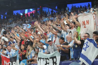 Copa America Yarı Finali: Arjantin Kanada 'ya karşı. 9 Temmuz 2024, Doğu Rutherford, New Jersey, ABD: Arjantinli oyuncular, Arjantin ve Kanada arasındaki futbol maçı sırasında taraftarlarıyla finale yükselen derecelerini kutluyorlar