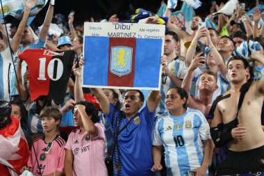 Copa America Yarı Finali: Arjantin Kanada 'ya karşı. 9 Temmuz 2024, Doğu Rutherford, New Jersey, ABD: Arjantinli oyuncular, Arjantin ve Kanada arasındaki futbol maçı sırasında taraftarlarıyla finale yükselen derecelerini kutluyorlar