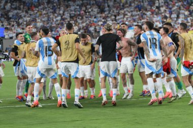 Copa America Yarı Finali: Arjantin Kanada 'ya karşı. 9 Temmuz 2024, Doğu Rutherford, New Jersey, ABD: Arjantinli oyuncular, Arjantin ve Kanada arasındaki futbol maçı sırasında taraftarlarıyla finale yükselen derecelerini kutluyorlar