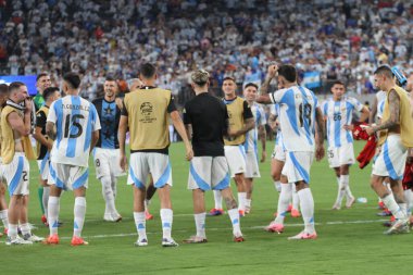 Copa America Yarı Finali: Arjantin Kanada 'ya karşı. 9 Temmuz 2024, Doğu Rutherford, New Jersey, ABD: Arjantinli oyuncular, Arjantin ve Kanada arasındaki futbol maçı sırasında taraftarlarıyla finale yükselen derecelerini kutluyorlar