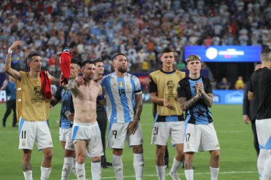 Copa America Yarı Finali: Arjantin Kanada 'ya karşı. 9 Temmuz 2024, Doğu Rutherford, New Jersey, ABD: Arjantinli oyuncular, Arjantin ve Kanada arasındaki futbol maçı sırasında taraftarlarıyla finale yükselen derecelerini kutluyorlar