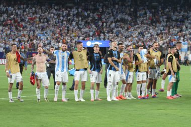 Copa America Yarı Finali: Arjantin Kanada 'ya karşı. 9 Temmuz 2024, Doğu Rutherford, New Jersey, ABD: Arjantinli oyuncular, Arjantin ve Kanada arasındaki futbol maçı sırasında taraftarlarıyla finale yükselen derecelerini kutluyorlar