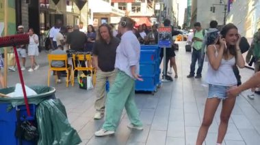 New York 'taki Plaza 33' te Free Silent Disco. 3 Temmuz 2024, New York, ABD: İnsanlar New York 'ta 33. caddede 7. ve 8. caddeler arasındaki Plaza 33' te düzenlenen ilk ücretsiz Sessiz Disko 'da üç DJ' in coşkulu ritmine dalarken görülüyor.