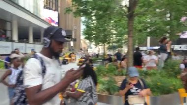 New York 'taki Plaza 33' te Free Silent Disco. 3 Temmuz 2024, New York, ABD: İnsanlar New York 'ta 33. caddede 7. ve 8. caddeler arasındaki Plaza 33' te düzenlenen ilk ücretsiz Sessiz Disko 'da üç DJ' in coşkulu ritmine dalarken görülüyor.