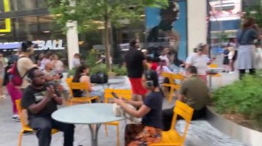 New York 'taki Plaza 33' te Free Silent Disco. 3 Temmuz 2024, New York, ABD: İnsanlar New York 'ta 33. caddede 7. ve 8. caddeler arasındaki Plaza 33' te düzenlenen ilk ücretsiz Sessiz Disko 'da üç DJ' in coşkulu ritmine dalarken görülüyor.