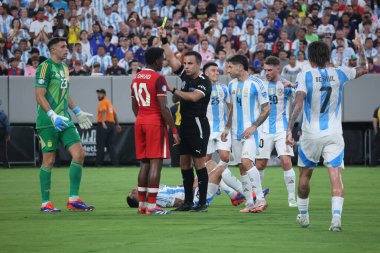 Copa America Yarı Finali: Arjantin Kanada 'ya karşı. 9 Temmuz 2024, Doğu Rutherford, New Jersey, ABD: Kanadalı Jonathan Christian David futbol maçında hakem Maza Gomez, Piero 'dan (Şili) sarı kart aldı