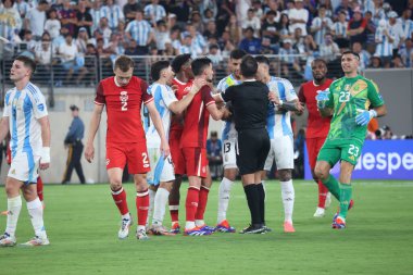 Copa America Yarı Finali: Arjantin Kanada 'ya karşı. 9 Temmuz 2024, Doğu Rutherford, New Jersey, ABD: Maç hakemi Maza Gomez Piero (Şili), Kanadalı oyunculara sarı kart verdi. 