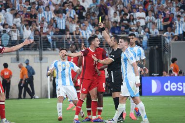 Copa America Yarı Finali: Arjantin Kanada 'ya karşı. 9 Temmuz 2024, Doğu Rutherford, New Jersey, ABD: Maç hakemi Maza Gomez Piero (Şili), Kanadalı oyunculara sarı kart verdi. 