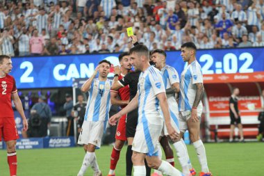 Copa America Yarı Finali: Arjantin Kanada 'ya karşı. 9 Temmuz 2024, Doğu Rutherford, New Jersey, ABD: Her iki takımın oyuncuları, Arjantin ile Kanada arasında oynanan futbol maçı sırasında hakem ile 2024 Copa America şampiyonası için geçerli olan