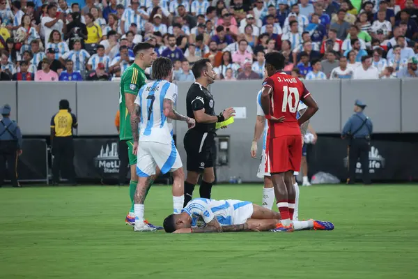 Copa America Yarı Finali: Arjantin Kanada 'ya karşı. 9 Temmuz 2024, Doğu Rutherford, New Jersey, ABD: Kanadalı Jonathan Christian David, Arjantin ile Kanada arasındaki futbol maçında hakem Maza Gomez, Piero 'dan (Şili) sarı kart aldı.