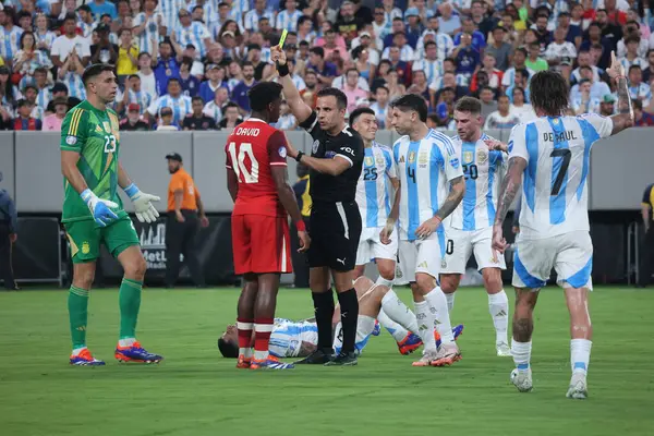 Copa America Yarı Finali: Arjantin Kanada 'ya karşı. 9 Temmuz 2024, Doğu Rutherford, New Jersey, ABD: Kanadalı Jonathan Christian David futbol maçında hakem Maza Gomez, Piero 'dan (Şili) sarı kart aldı