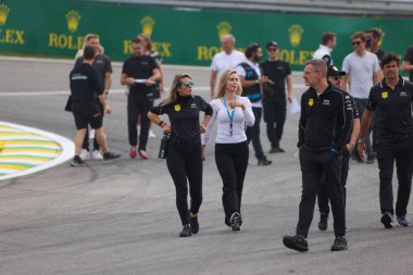 Sao Paulo (SP), Brezilya 07 / 11 / 2024 - Sürücüler, FIA 'nın ana Dayanıklılık kategorisi olan Rolex 6 Saat Interlagos' ta pisti tanımak ve pit eğitimini gerçekleştirmek için Pist Yürüyüşü yapıyorlar