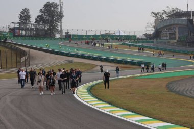 Sao Paulo (SP), Brezilya 07 / 11 / 2024 - Sürücüler, FIA 'nın ana Dayanıklılık kategorisi olan Rolex 6 Saat Interlagos' ta pisti tanımak ve pit eğitimini gerçekleştirmek için Pist Yürüyüşü yapıyorlar