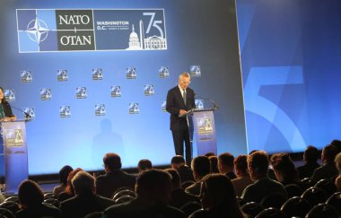 Washington DC, ABD: 10 Temmuz 2024 - NATO 'nun Washington' daki zirvesinde yaptığı basın toplantısında NATO Genel Sekreteri Jens Stoltenberg konuştu. İttifakın tarihi 75. yıldönümü münasebetiyle 2024 NATO Zirvesi.