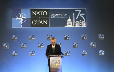 Washington DC, ABD: 10 Temmuz 2024 - NATO 'nun Washington' daki zirvesinde yaptığı basın toplantısında NATO Genel Sekreteri Jens Stoltenberg konuştu. İttifakın tarihi 75. yıldönümü münasebetiyle 2024 NATO Zirvesi.