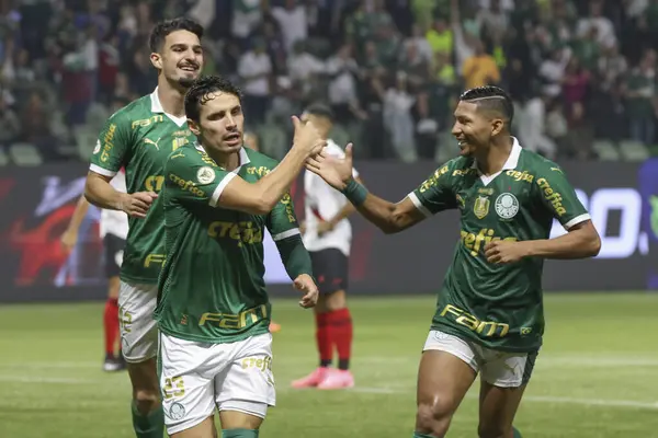 Sao Paulo (SP), 07 / 11 / 2024 - BRASILEIRO / PALMEIRAS vs ATLETICO-GO - Palmeiras oyuncusu Raphael Veiga, Palmeiras ve Atletico-GO arasında oynanan ve Brezilya Şampiyonası 'nın 16. turu için geçerli olan maçta golünü kutluyor. 