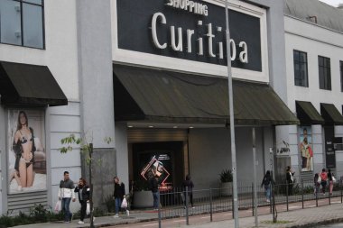 CURITIBA (PR), Brezilya 07 / 13 / 2024 Ticaret Hareketi Bu Cumartesi öğleden sonra, Parana 'nın başkenti Curitiba' da soğuk ve yağmurlu hava koşullarında