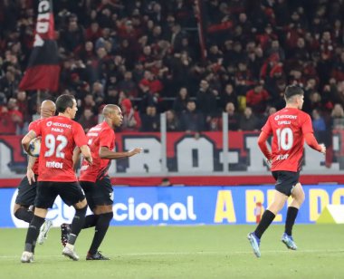 CURITIBA (PR), 07 / 13 / 2024 - COPA DO BRASIL / ATHLETICO / YPIRANGA - Oyuncu Fernandinho, Athletico-GO ve Ypiranga arasında oynanan ve Copa do Brasil 'deki Ligga Arena' da düzenlenen üçüncü tur için geçerli olan maçta golünü kutluyor. 