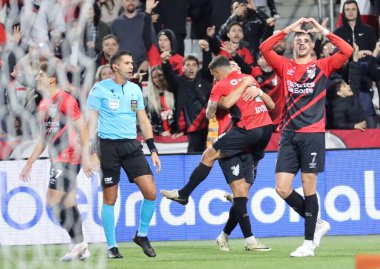 CURITIBA (PR), 07 / 13 / 2024 - COPA DO BRASIL / ATHLETICO / YPIRANGA - Oyuncu Di Yorio, Athletico-GO ve Ypiranga arasında oynanan ve Copa do Brasil kentindeki Ligga Arena 'da oynanan üçüncü tur için geçerli olan maçta golünü kutluyor.