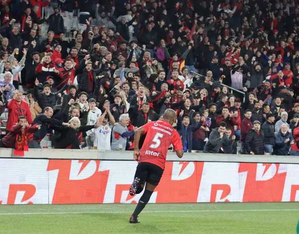 CURITIBA (PR), 07 / 13 / 2024 - COPA DO BRASIL / ATHLETICO / YPIRANGA - Oyuncu Fernandinho, Athletico-GO ve Ypiranga arasında oynanan ve Copa do Brasil 'deki Ligga Arena' da düzenlenen üçüncü tur için geçerli olan maçta golünü kutluyor. 