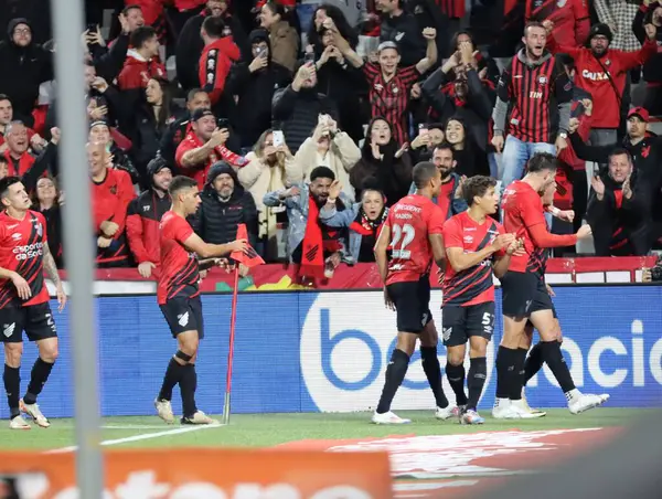 CURITIBA (PR), 07 / 13 / 2024 - COPA DO BRASIL / ATHLETICO / YPIRANGA - Oyuncu Di Yorio, Athletico-GO ve Ypiranga arasında oynanan ve Copa do Brasil kentindeki Ligga Arena 'da oynanan üçüncü tur için geçerli olan maçta golünü kutluyor.