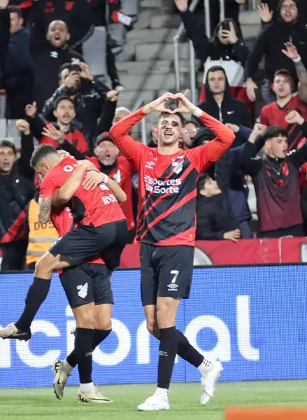 CURITIBA (PR), 07 / 13 / 2024 - COPA DO BRASIL / ATHLETICO / YPIRANGA - Oyuncu Di Yorio, Athletico-GO ve Ypiranga arasında oynanan ve Copa do Brasil kentindeki Ligga Arena 'da oynanan üçüncü tur için geçerli olan maçta golünü kutluyor.