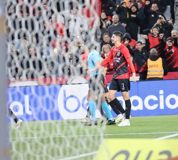 CURITIBA (PR), 07 / 13 / 2024 - COPA DO BRASIL / ATHLETICO / YPIRANGA - Oyuncu Di Yorio, Athletico-GO ve Ypiranga arasında oynanan ve Copa do Brasil kentindeki Ligga Arena 'da oynanan üçüncü tur için geçerli olan maçta golünü kutluyor.