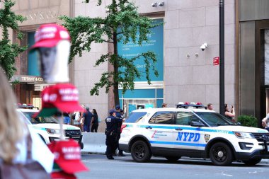 14 Temmuz 2024, New York, ABD: Eski Başkan Donald Trump 'a Butler, Pennsylvania' da düzenlenen bir mitingde suikast girişiminin ardından New York 'ta 5. Cadde' deki Trump Kulesi sıkı güvenlik önlemleriyle kuşatıldı..