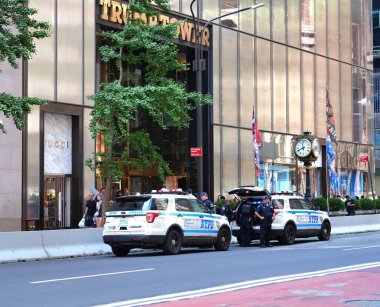 14 Temmuz 2024, New York, ABD: Eski Başkan Donald Trump 'a Butler, Pennsylvania' da düzenlenen bir mitingde suikast girişiminin ardından New York 'ta 5. Cadde' deki Trump Kulesi sıkı güvenlik önlemleriyle kuşatıldı..