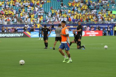 (Copa America 2024 Final: Arjantin Kolombiya 'ya karşı. 14 Temmuz 2024, Miami, Florida, ABD: Arjantin ve Kolombiya arasında oynanan futbol maçı öncesi ısınan oyuncular, 2024 Copa America şampiyonası için Hard Rock Stadyumu 'nda geçerli olarak görülüyor. 