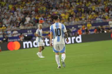 (Copa America 2024 Final: Arjantin Kolombiya 'ya karşı. 14 Temmuz 2024, Miami, Florida, ABD: Arjantin ve Kolombiya arasındaki futbol maçında Arjantin Messi Miami 'deki Hard Rock stadyumunda Copa America şampiyonası finali için geçerlidir.