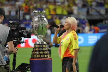 (Copa America 2024 Final: Arjantin Kolombiya 'ya karşı. 14 Temmuz 2024, Miami, Florida, ABD: Karol G, Kolombiyalı şarkıcı, Arjantin ve Kolombiya arasındaki futbol maçından önce Kolombiya Marşı 'nı söylüyor.